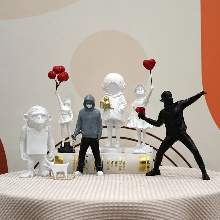 Skanto | Artify Banksy skulpturkolleksjon | Blomsterkaster & ballongjente | Popkunstfigurer | Moderne kontor- og hjemmeinnredning