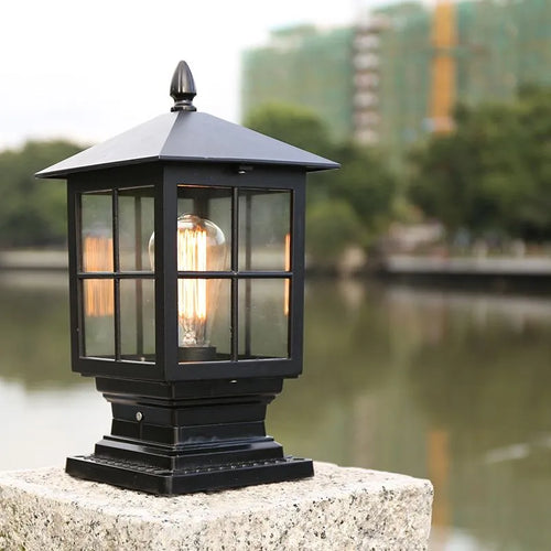 Værbestandig utendørslampe på søyle i svart metall | Skanto