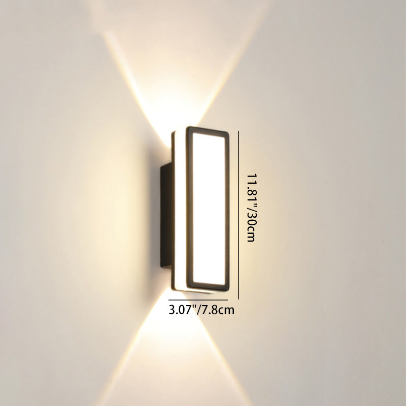 Modern, minimalist LED wall lamp made of aluminum and acrylic, waterproof, for patios and outdoor areas.