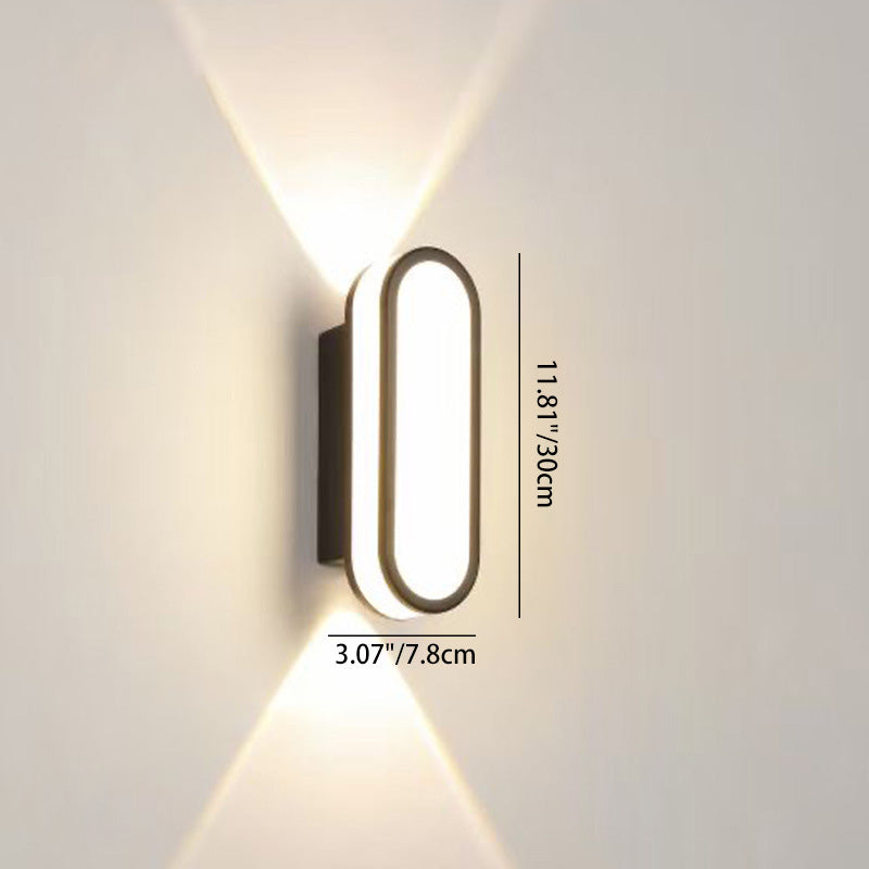 Modern, minimalist LED wall lamp made of aluminum and acrylic, waterproof, for patios and outdoor areas.