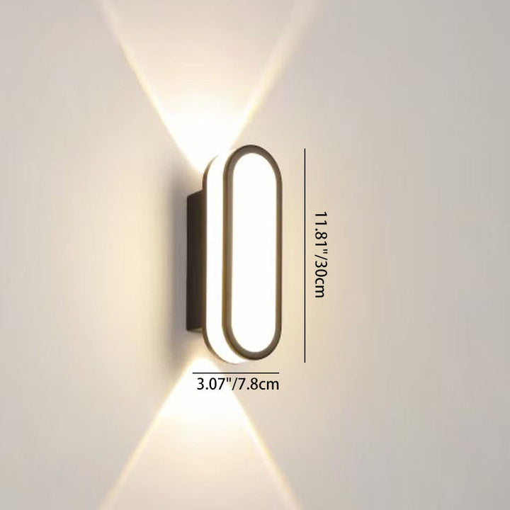 Modern, minimalist LED wall lamp made of aluminum and acrylic, waterproof, for patios and outdoor areas.