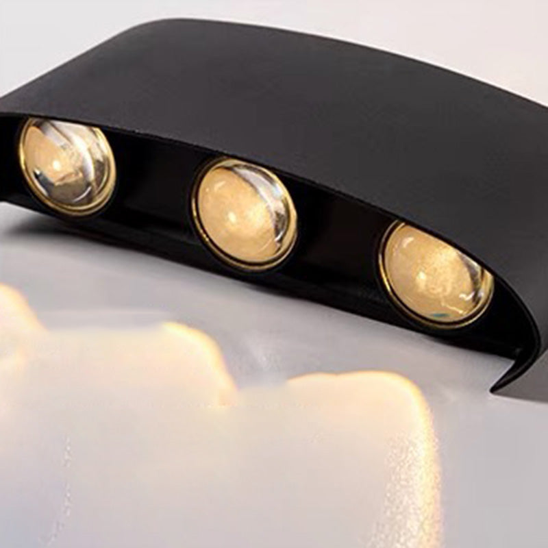 Modern, minimalist LED wall lamp made of aluminum and acrylic, waterproof, for patios and outdoor areas.
