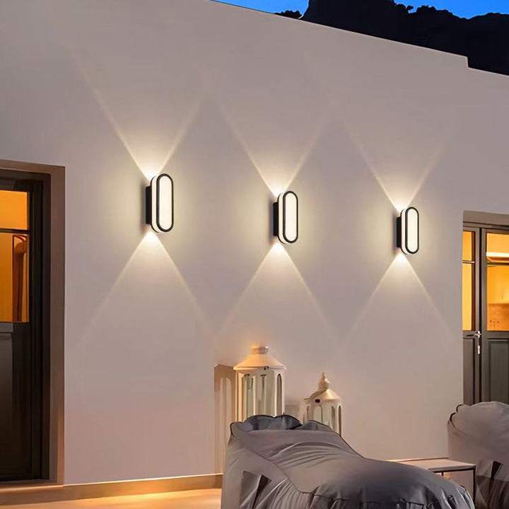 Modern, minimalist LED wall lamp made of aluminum and acrylic, waterproof, for patios and outdoor areas.