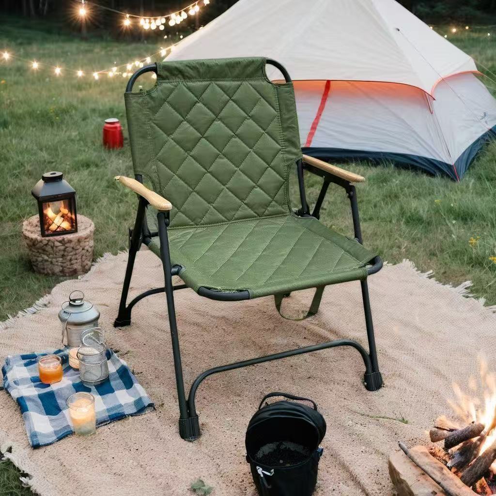 Rektangulær, sammenleggbar campingstol med diamantmønster, ryggstøtte og armlener laget av karbonstål, Oxford-stoff og bøketre til hagen