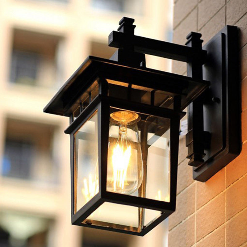 Tradisjonell, rustikk, rektangulær vegglampe laget av støpt aluminium, jern og glass med én lyskilde for hage og terrasse