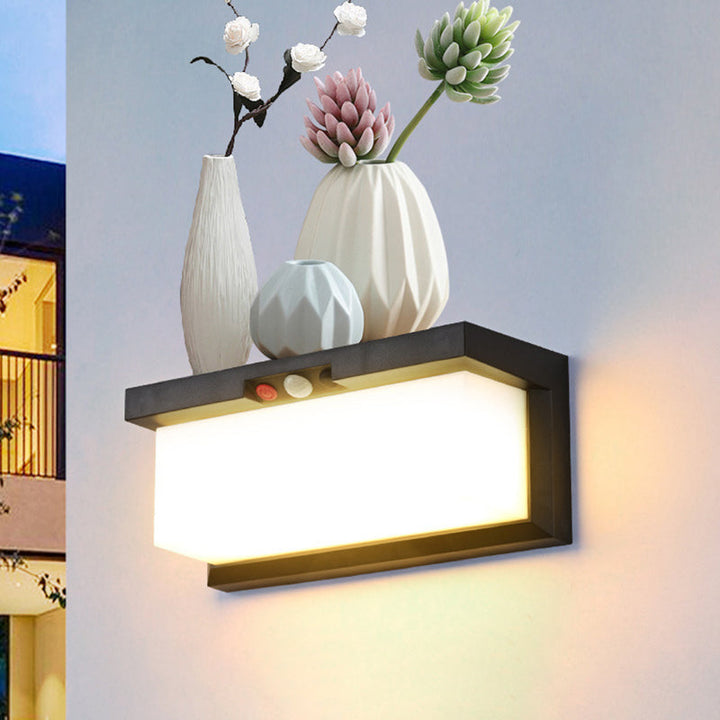 Moderne minimalistiske sol- og vanntette plast- og PC-rektangulære LED-vegglampe for utendørs, patio og hage | Skanto