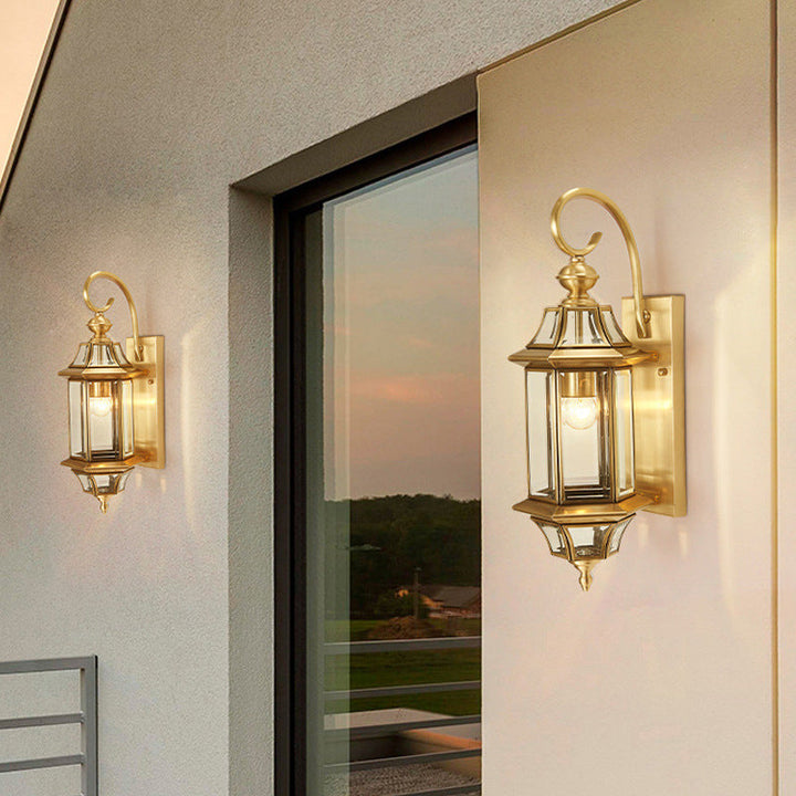 Polygonal, vanntett vegglampe laget av messing og glass med én lyskilde for soverom, terrasser og hager