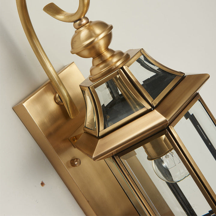 Polygonal, vanntett vegglampe laget av messing og glass med én lyskilde for soverom, terrasser og hager