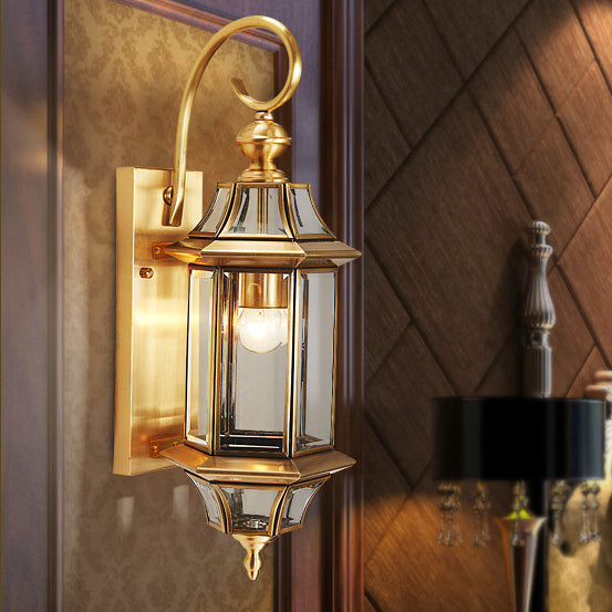 Polygonal, vanntett vegglampe laget av messing og glass med én lyskilde for soverom, terrasser og hager
