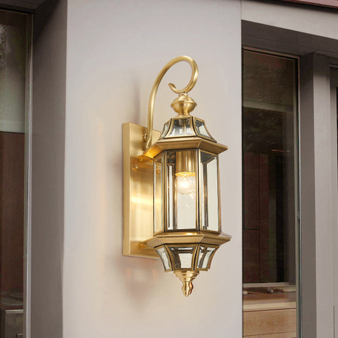 Polygonal, vanntett vegglampe laget av messing og glass med én lyskilde for soverom, terrasser og hager