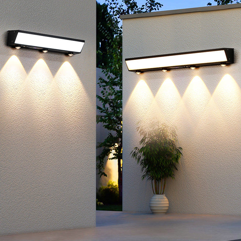 Soldrevet, vanntett, rektangulær LED-vegglampe med bevegelsessensor, laget av akryl, aluminium og rustfritt stål for terrassen