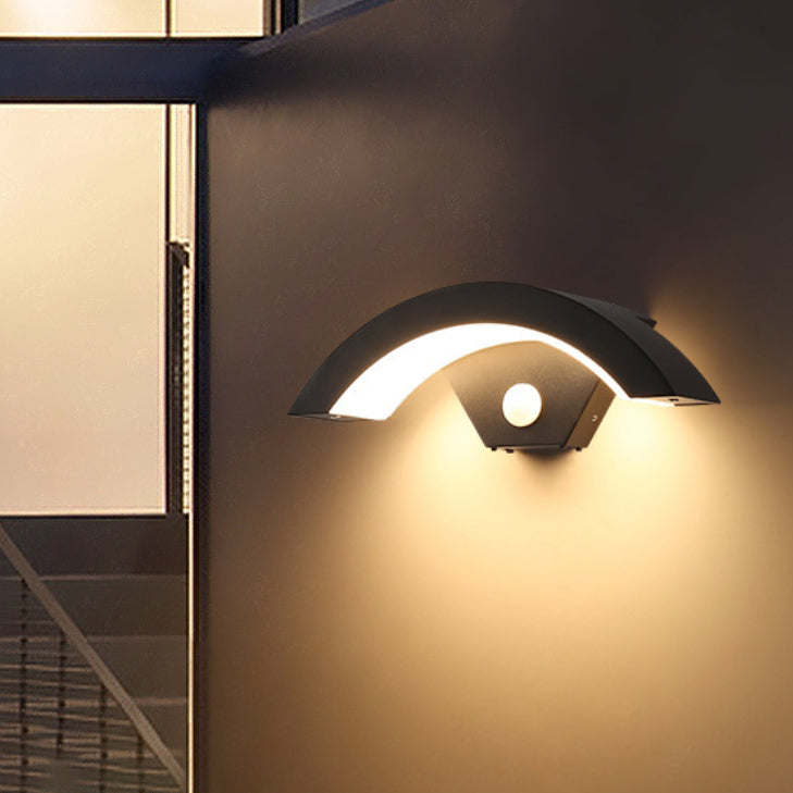 Moderne minimalistisk buet aluminium akryl LED vegglampe for hage | Skanto