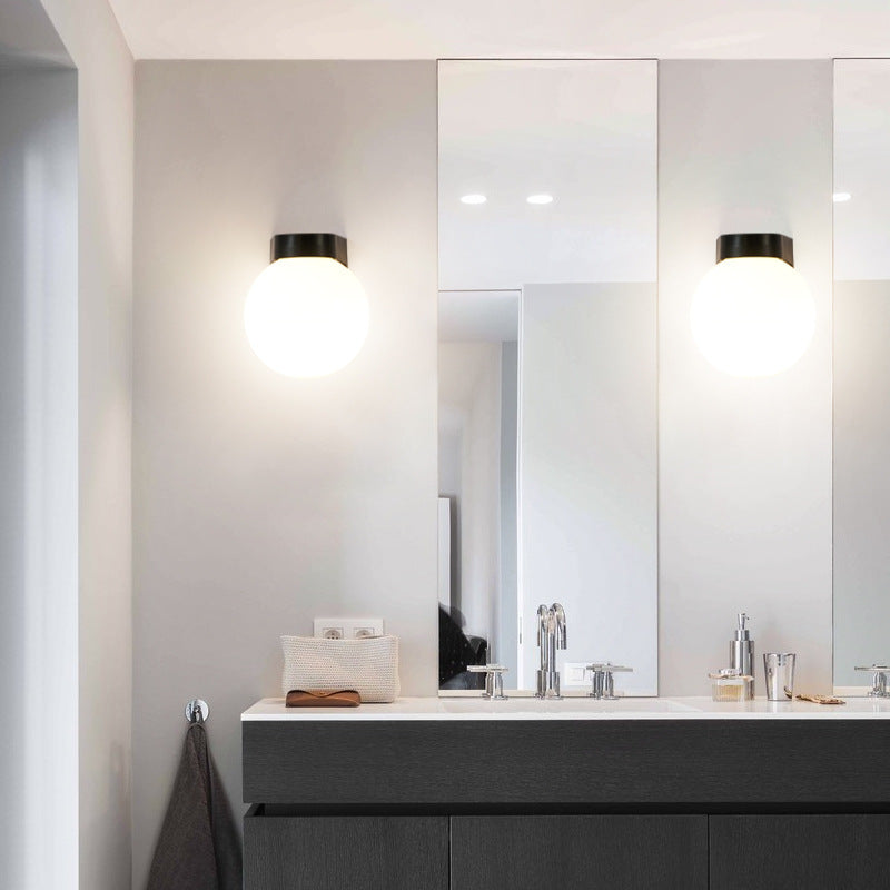 Moderne Enkelhet Vanntett Orb Polykarbonat Akryl 1-Lys Vegglampe For Utendørs Patio | Skanto