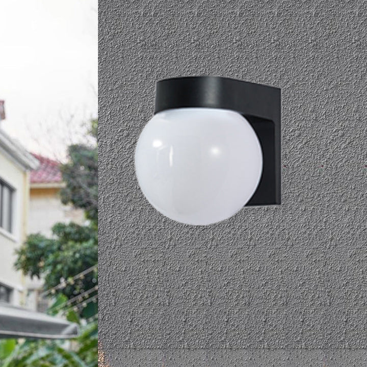 Moderne Enkelhet Vanntett Orb Polykarbonat Akryl 1-Lys Vegglampe For Utendørs Patio | Skanto