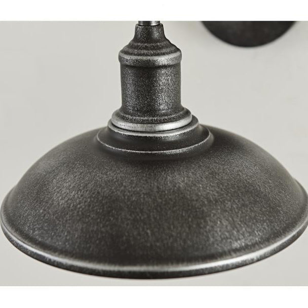 Rund, lokkformet vegglampe med buet jernskjerm og enkeltflammedesign for terrassen