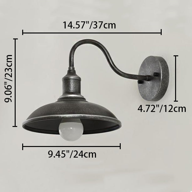 Rund, lokkformet vegglampe med buet jernskjerm og enkeltflammedesign for terrassen