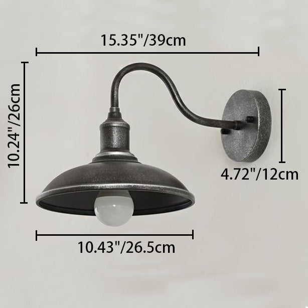 Rund, lokkformet vegglampe med buet jernskjerm og enkeltflammedesign for terrassen