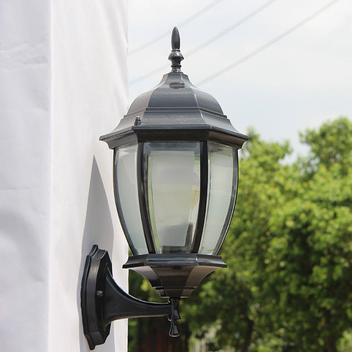 Samtidig Retro Vanntett Hexagonal Bur Aluminium Frostet Klart Glass 1-Lykt Vegglampe For Ute Patio | Skanto