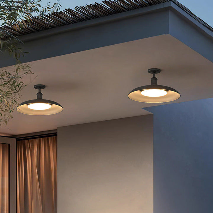 Vanntett, utvidet sylindrisk taklampe med skivefot laget av jern med 1 lyskilde, delvis innfelt montering for terrassen.