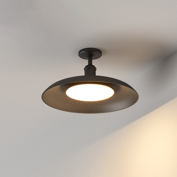 Vanntett, utvidet sylindrisk taklampe med skivefot laget av jern med 1 lyskilde, delvis innfelt montering for terrassen.