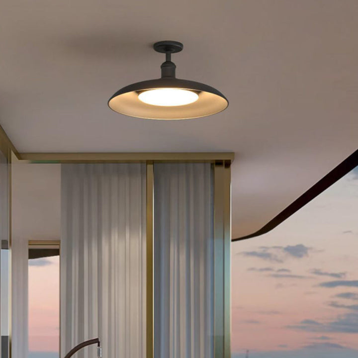 Vanntett, utvidet sylindrisk taklampe med skivefot laget av jern med 1 lyskilde, delvis innfelt montering for terrassen.