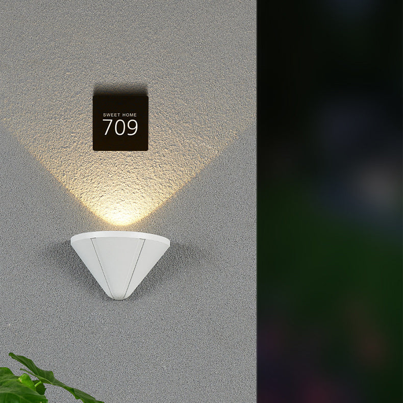 Moderne Minimalistisk Vanntett Trekant Halvsirkel Støpt Aluminium PC LED Vegglampe For Utendørs Patio | Skanto
