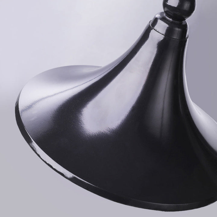Moderne, enkel vegglampe i aluminium med trompetskjerm og glass, én lyskilde, for utendørs bruk, egnet for hagen.