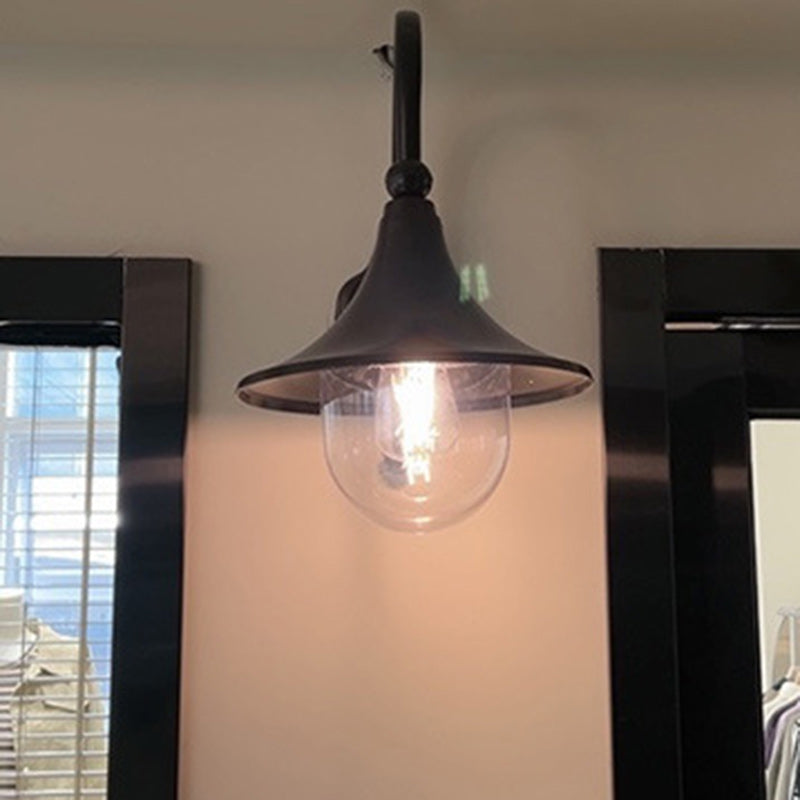 Moderne, enkel vegglampe i aluminium med trompetskjerm og glass, én lyskilde, for utendørs bruk, egnet for hagen.