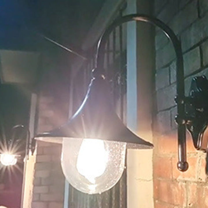 Moderne, enkel vegglampe i aluminium med trompetskjerm og glass, én lyskilde, for utendørs bruk, egnet for hagen.
