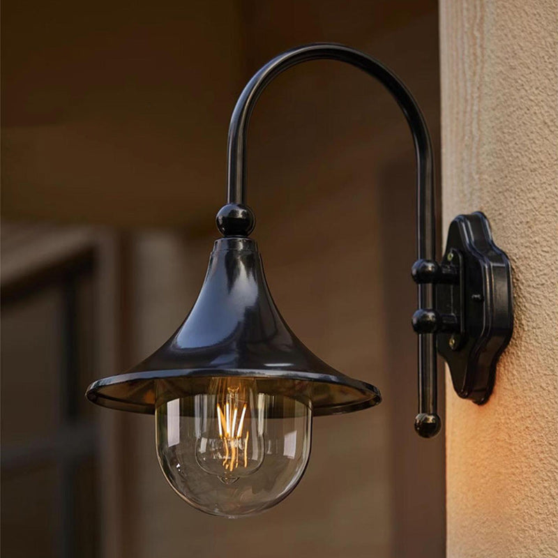 Moderne, enkel vegglampe i aluminium med trompetskjerm og glass, én lyskilde, for utendørs bruk, egnet for hagen.