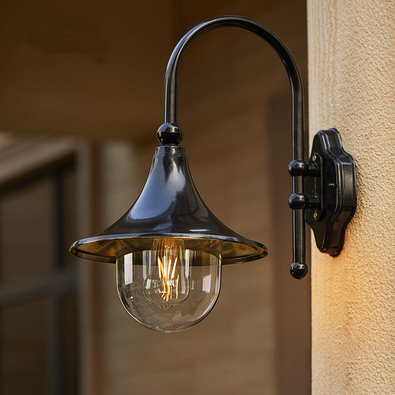 Moderne, enkel vegglampe i aluminium med trompetskjerm og glass, én lyskilde, for utendørs bruk, egnet for hagen.