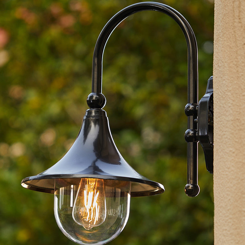 Moderne, enkel vegglampe i aluminium med trompetskjerm og glass, én lyskilde, for utendørs bruk, egnet for hagen.