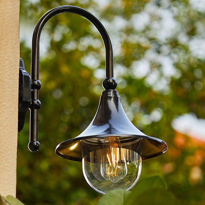 Moderne, enkel vegglampe i aluminium med trompetskjerm og glass, én lyskilde, for utendørs bruk, egnet for hagen.