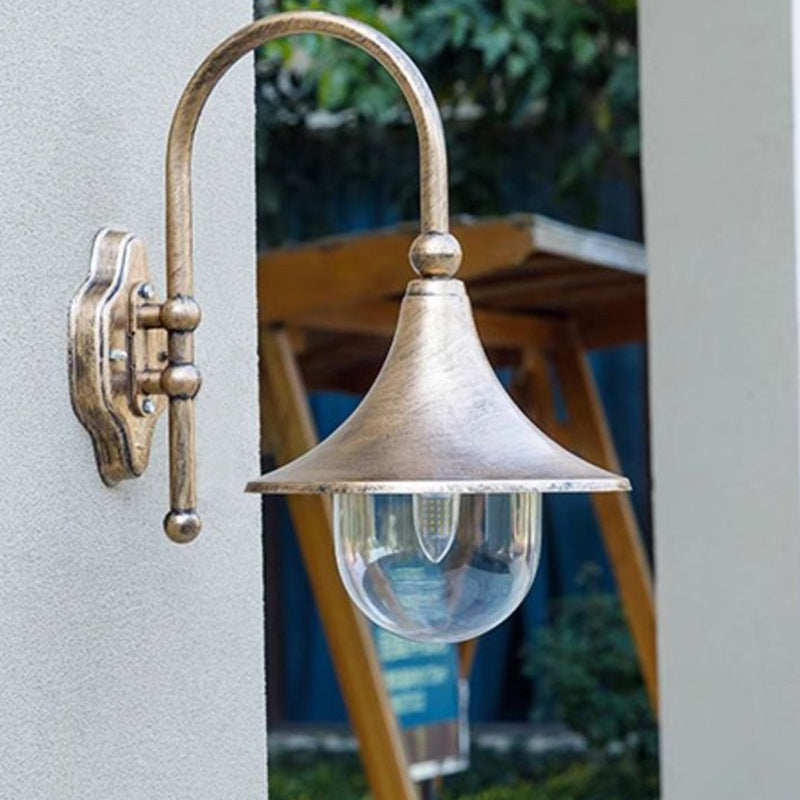 Moderne, enkel vegglampe i aluminium med trompetskjerm og glass, én lyskilde, for utendørs bruk, egnet for hagen.