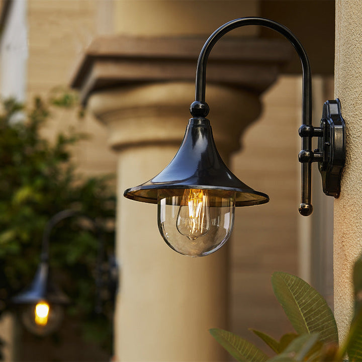 Moderne, enkel vegglampe i aluminium med trompetskjerm og glass, én lyskilde, for utendørs bruk, egnet for hagen.