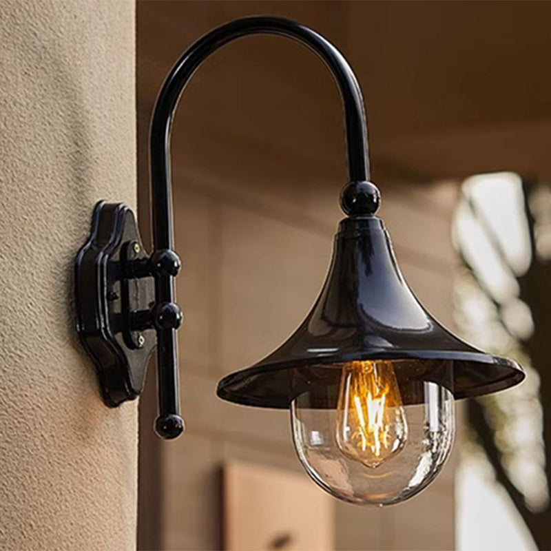 Moderne, enkel vegglampe i aluminium med trompetskjerm og glass, én lyskilde, for utendørs bruk, egnet for hagen.