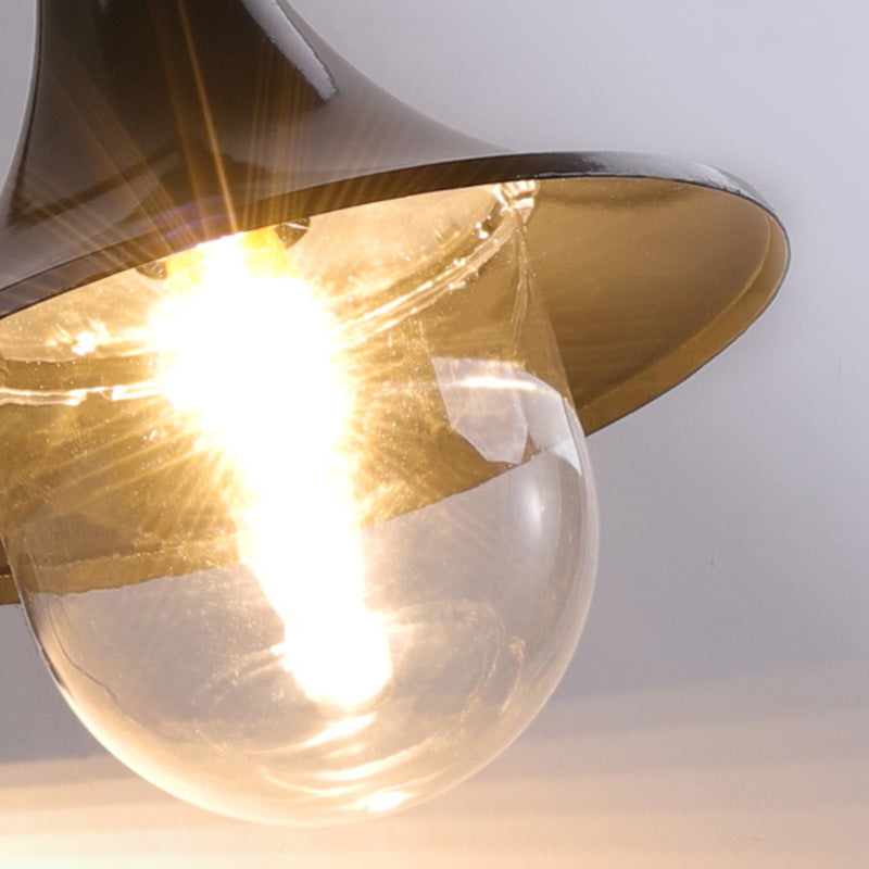 Moderne, enkel vegglampe i aluminium med trompetskjerm og glass, én lyskilde, for utendørs bruk, egnet for hagen.
