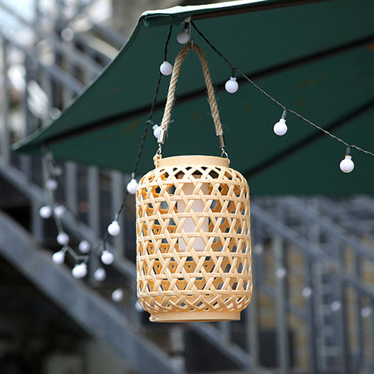 Moderne Art Deco Sol Vannbestandig Imitert Rattan Vevet Lantern Sylinderisk Plast LED Utendørs Lys For Hage | Skanto