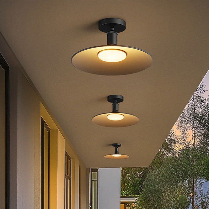 Vanntett, rund taklampe i aluminium med én lampe for montering i halvt tak på terrassen