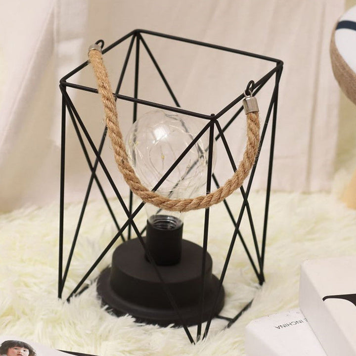 Skanto | Moderne Minimalist Vertikale Stripete Firkantrund Jern LED Bordlampe For Stue