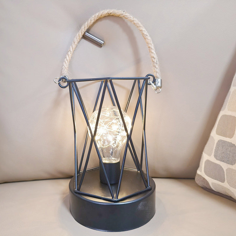 Skanto | Moderne Minimalist Vertikale Stripete Firkantrund Jern LED Bordlampe For Stue