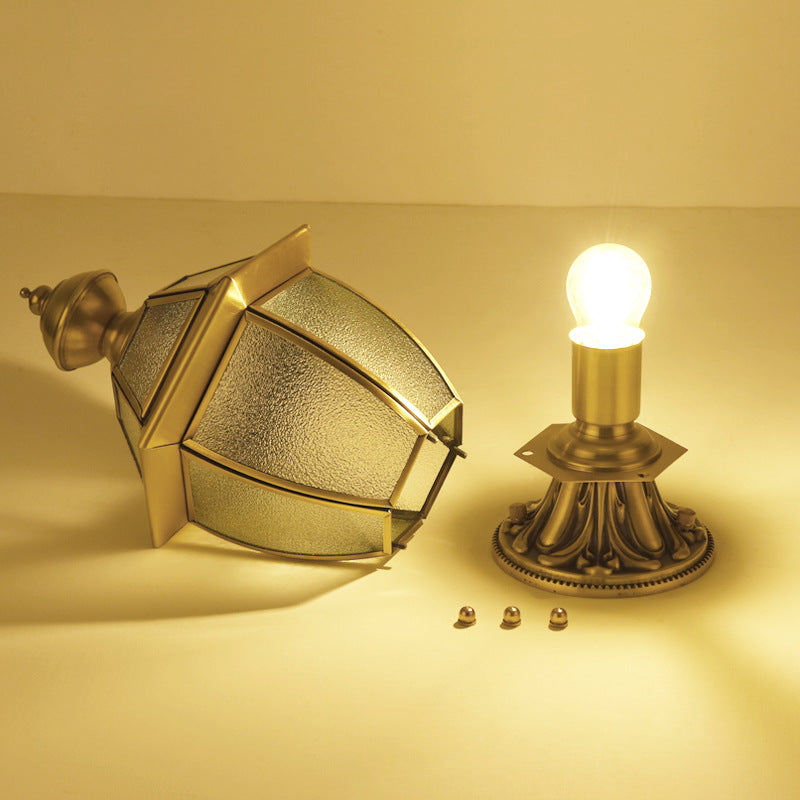 Moderne, luksuriøs, sekskantet klokkeformet lampe i messing med rund glassfront og utendørs lyskilde.