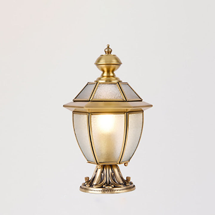 Moderne, luksuriøs, sekskantet klokkeformet lampe i messing med rund glassfront og utendørs lyskilde.