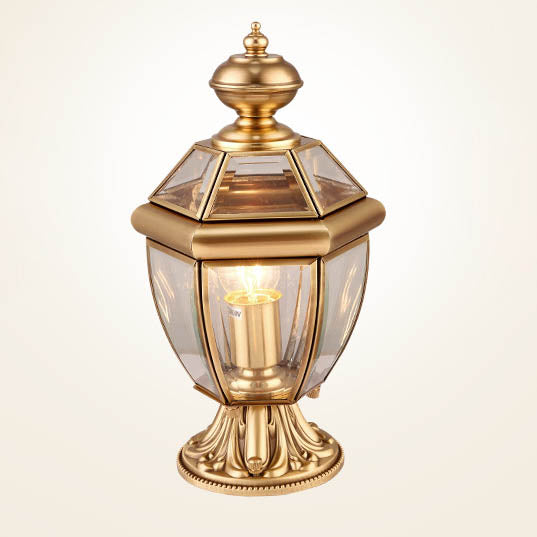 Moderne, luksuriøs, sekskantet klokkeformet lampe i messing med rund glassfront og utendørs lyskilde.