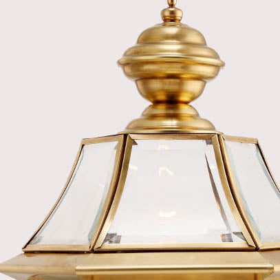 Moderne, luksuriøs, sekskantet klokkeformet lampe i messing med rund glassfront og utendørs lyskilde.