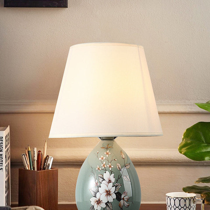 Skanto | Tradisjonelt kinesisk blomsterdesign rund vifte stoff keramikk 1-lys bordlampe til stuen