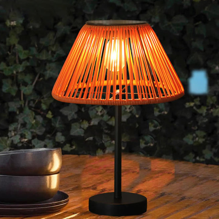 Tradisjonell Landsbyhus Vanntett Solcellelader Veving Gummi Rattan Jern Konisk LED Utendørs Bordlampe For Hage | Skanto