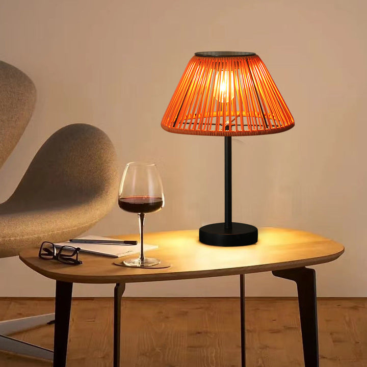 Tradisjonell Landsbyhus Vanntett Solcellelader Veving Gummi Rattan Jern Konisk LED Utendørs Bordlampe For Hage | Skanto