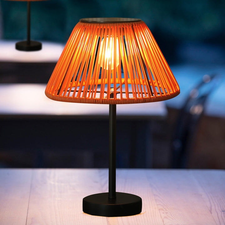 Tradisjonell Landsbyhus Vanntett Solcellelader Veving Gummi Rattan Jern Konisk LED Utendørs Bordlampe For Hage | Skanto
