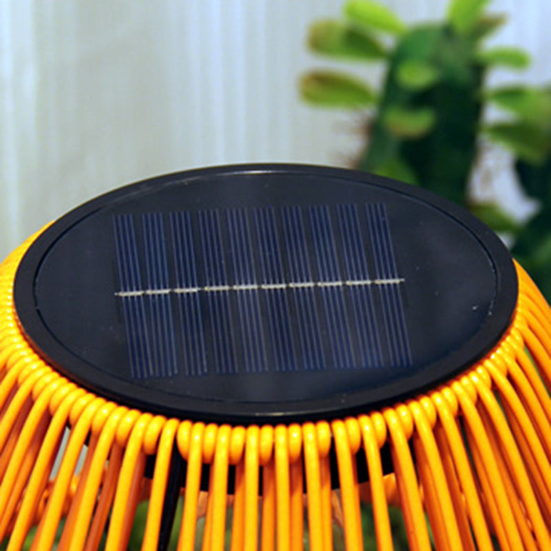 Tradisjonell Landsbyhus Vanntett Solcellelader Veving Gummi Rattan Jern Konisk LED Utendørs Bordlampe For Hage | Skanto